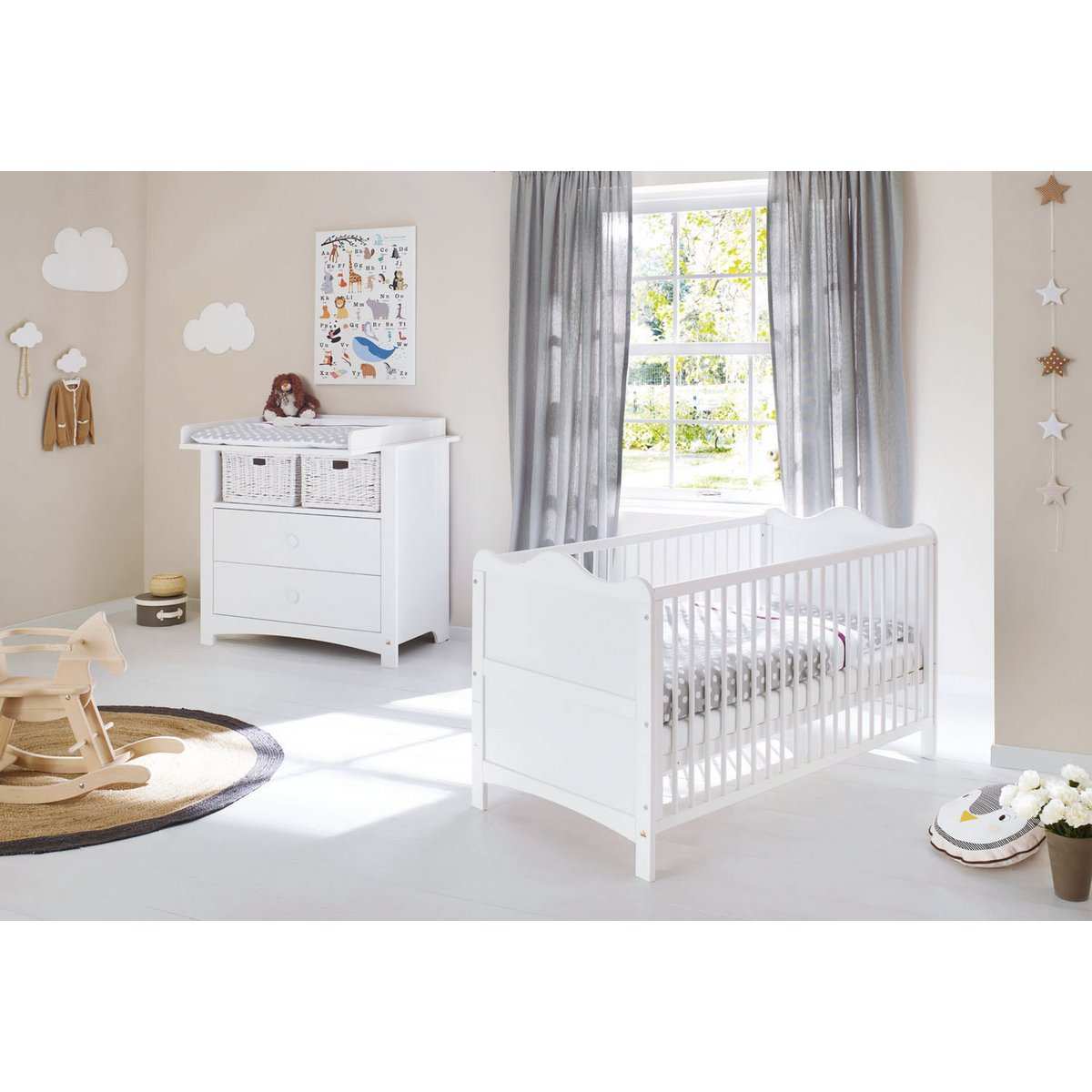 Babykamermeubels en accessoires met witte houten ledikant en commode, lichtgrijze accenten en zachte decoratie in neutrale kleuren