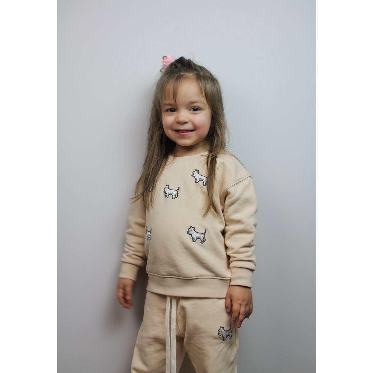 Kinderkleding voor meisje met beige comfortabele set van trui en broek bedrukt met kleine hondenfiguren