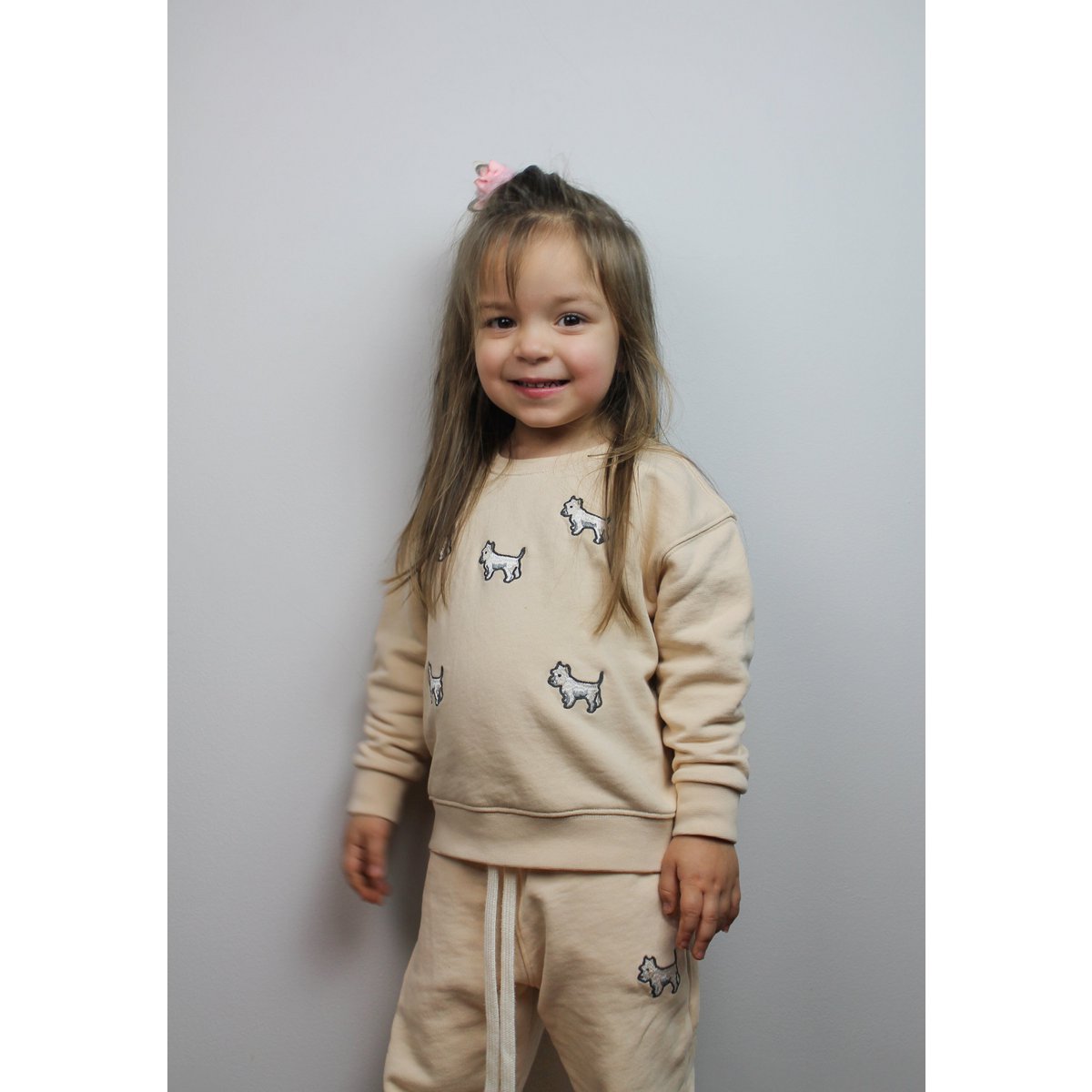 Beige kinder trainingspak met geborduurde terriër