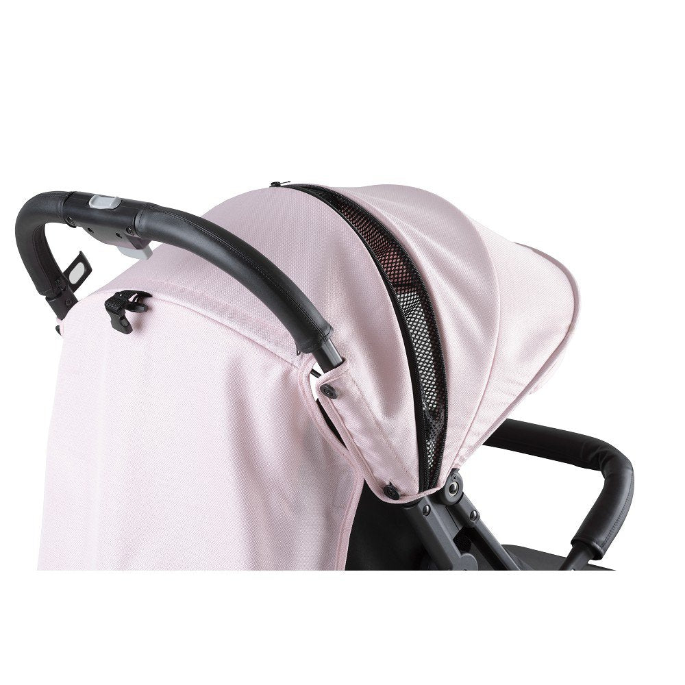 Roze wandelwagen met opgeklapte kap