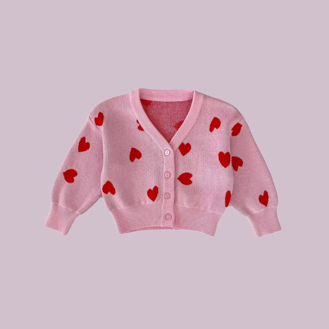 Handgemaakt roze vestje met hartjes close-up