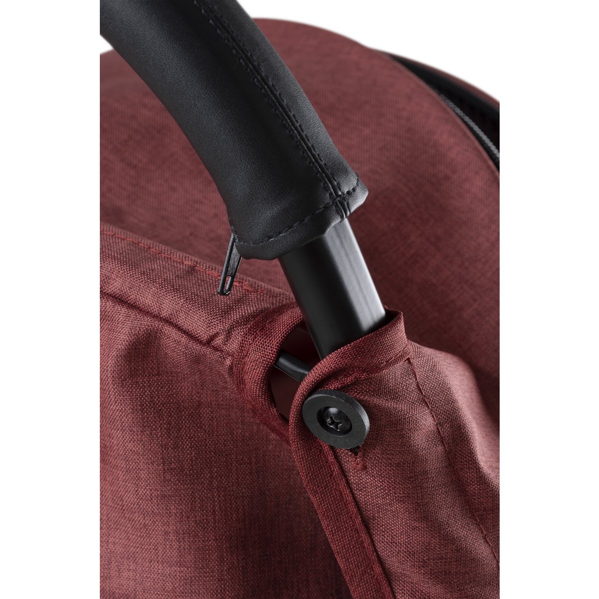 Handvat en frame van de rode Interbaby wandelwagen