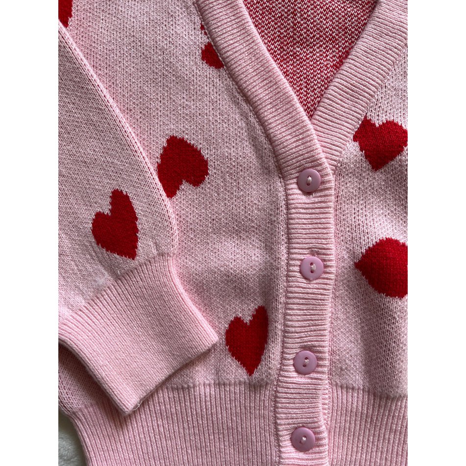 Roze vestje met hartjes gecombineerd met een effen broekje