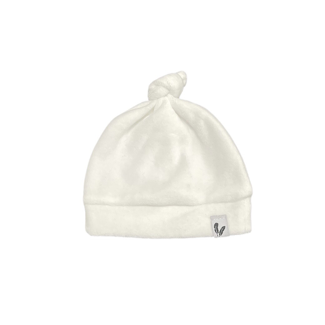 Babymutsje Nicky White met knoopsluiting van Feathers