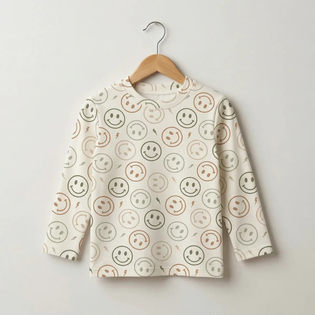 Smileyprint detail op de beige longsleeve