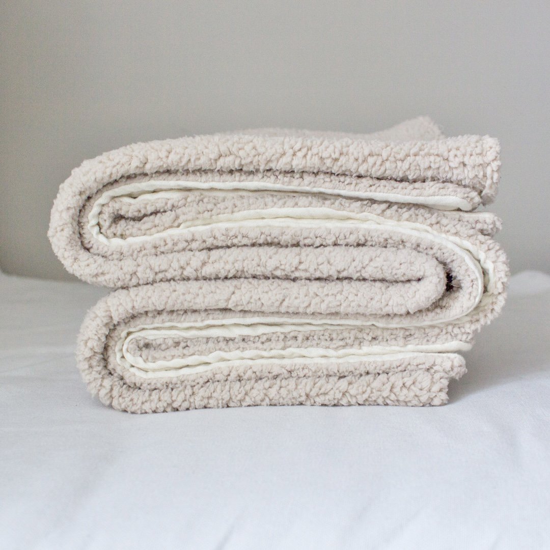 Zachte teddystof van de beige babydeken