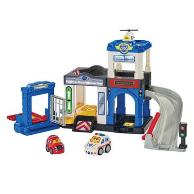 Kind speelt met het VTech politiespeelgoed