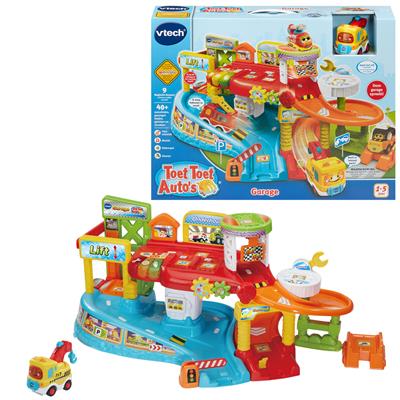 Kind speelt met de Toet Toet garage