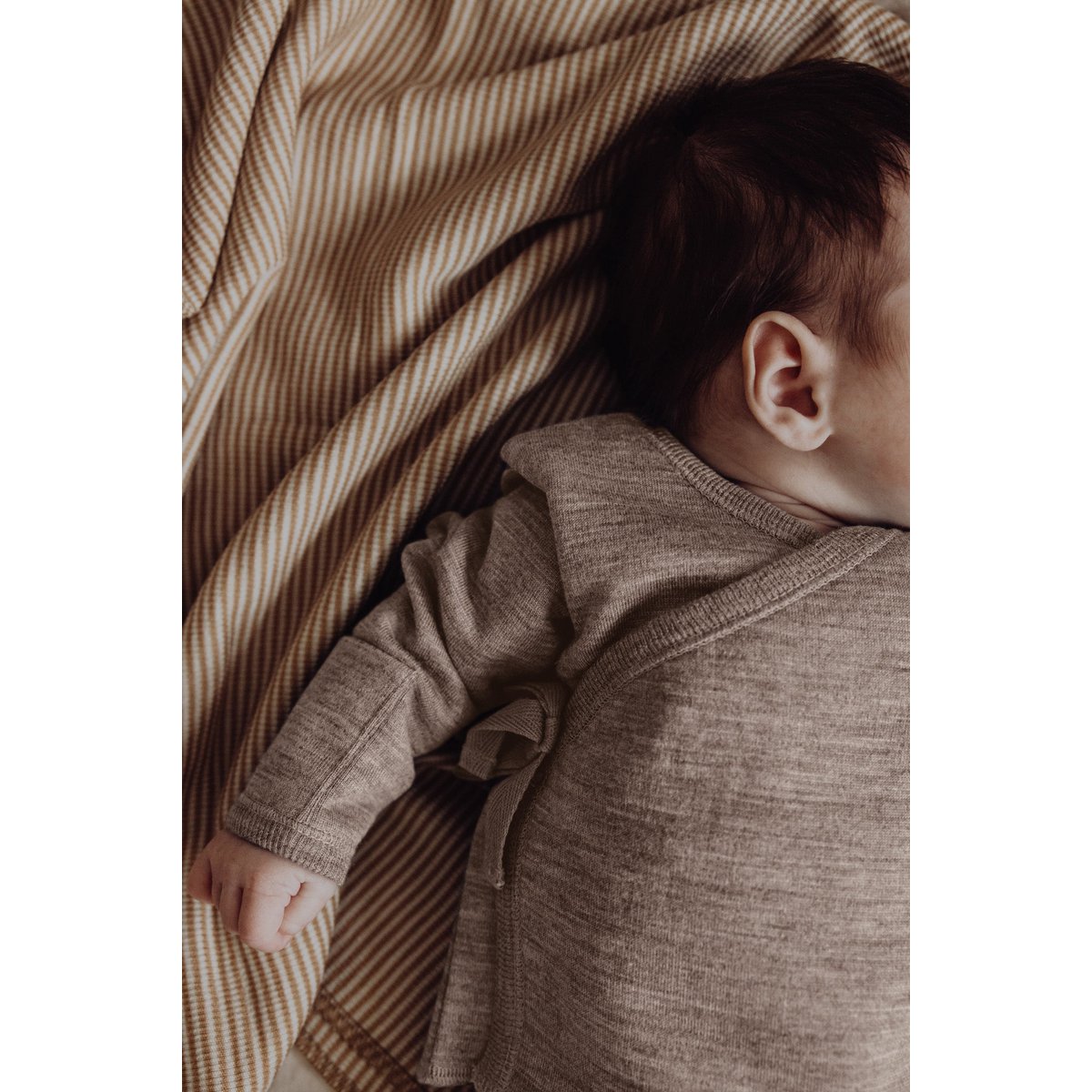 Finch & Fable wolfleece babyvest van merinowol - Zand