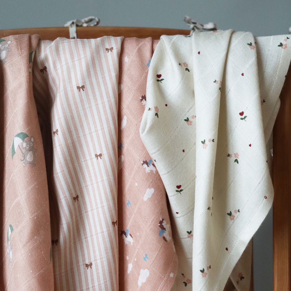 Nuuroo bamboe mousseline inbakerdoek Stripe Bow | 110 cm