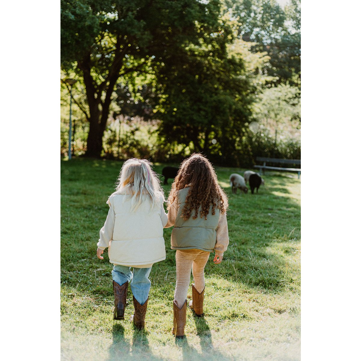 Allyson Mini Kindertrui met Ballonmouwen – Camel