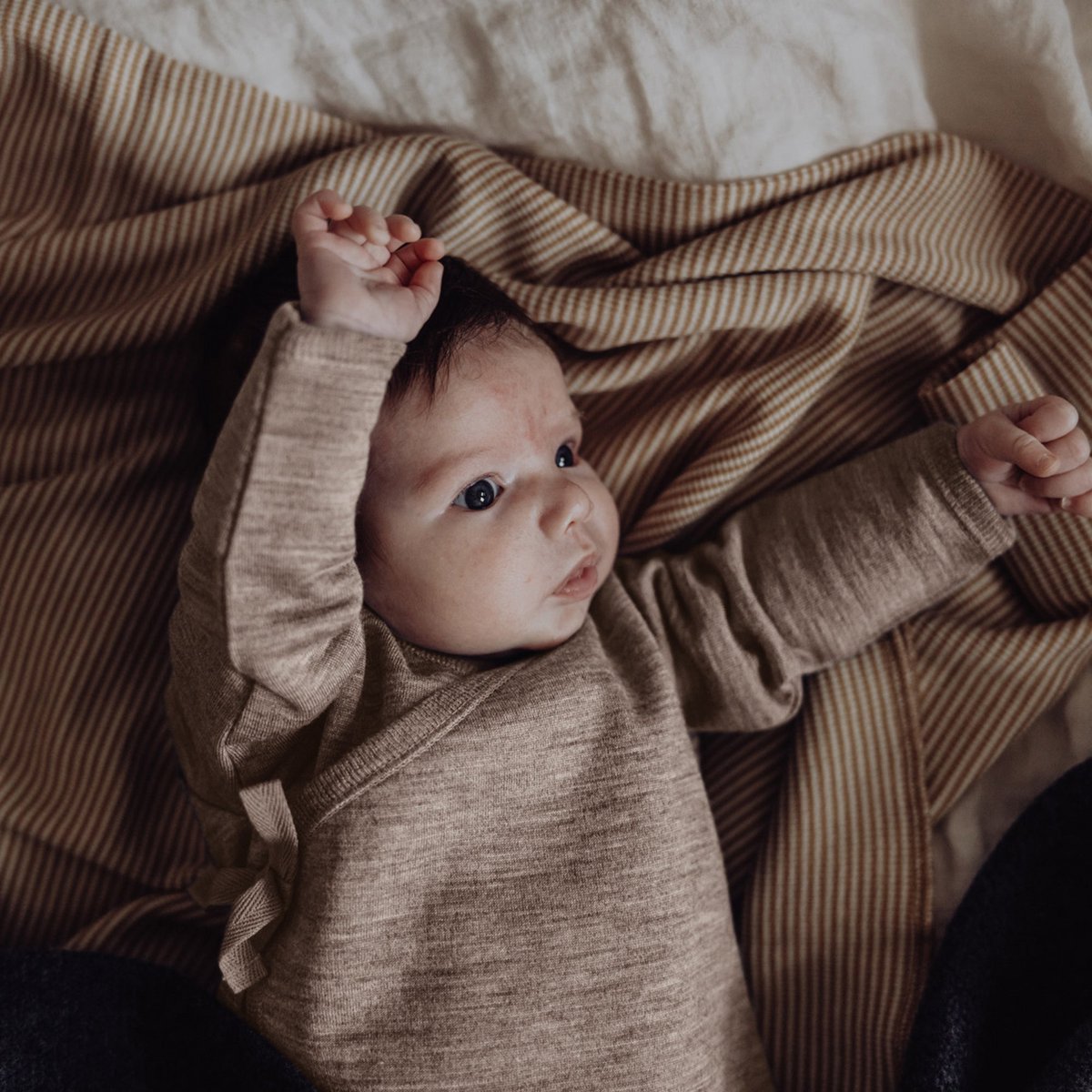 Finch & Fable wolfleece babyvest van merinowol - Zand