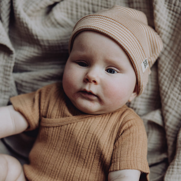 Babymutsje van wollen ribstof - Fawn-streep
