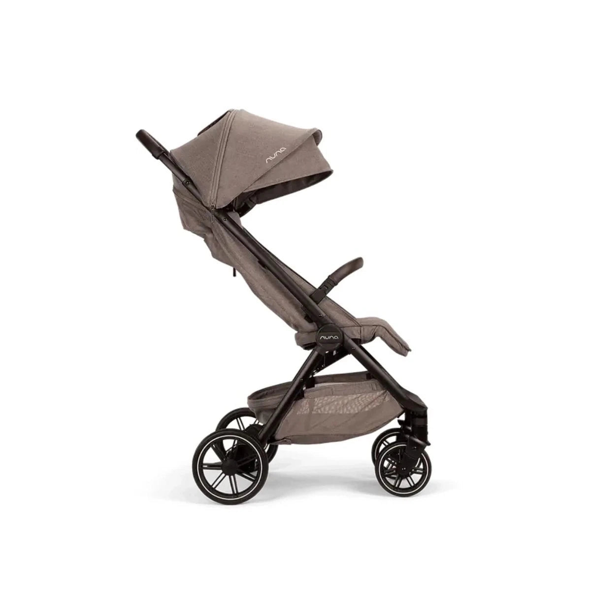 Nuna TRVL lx buggy in gebruik tijdens een wandeling