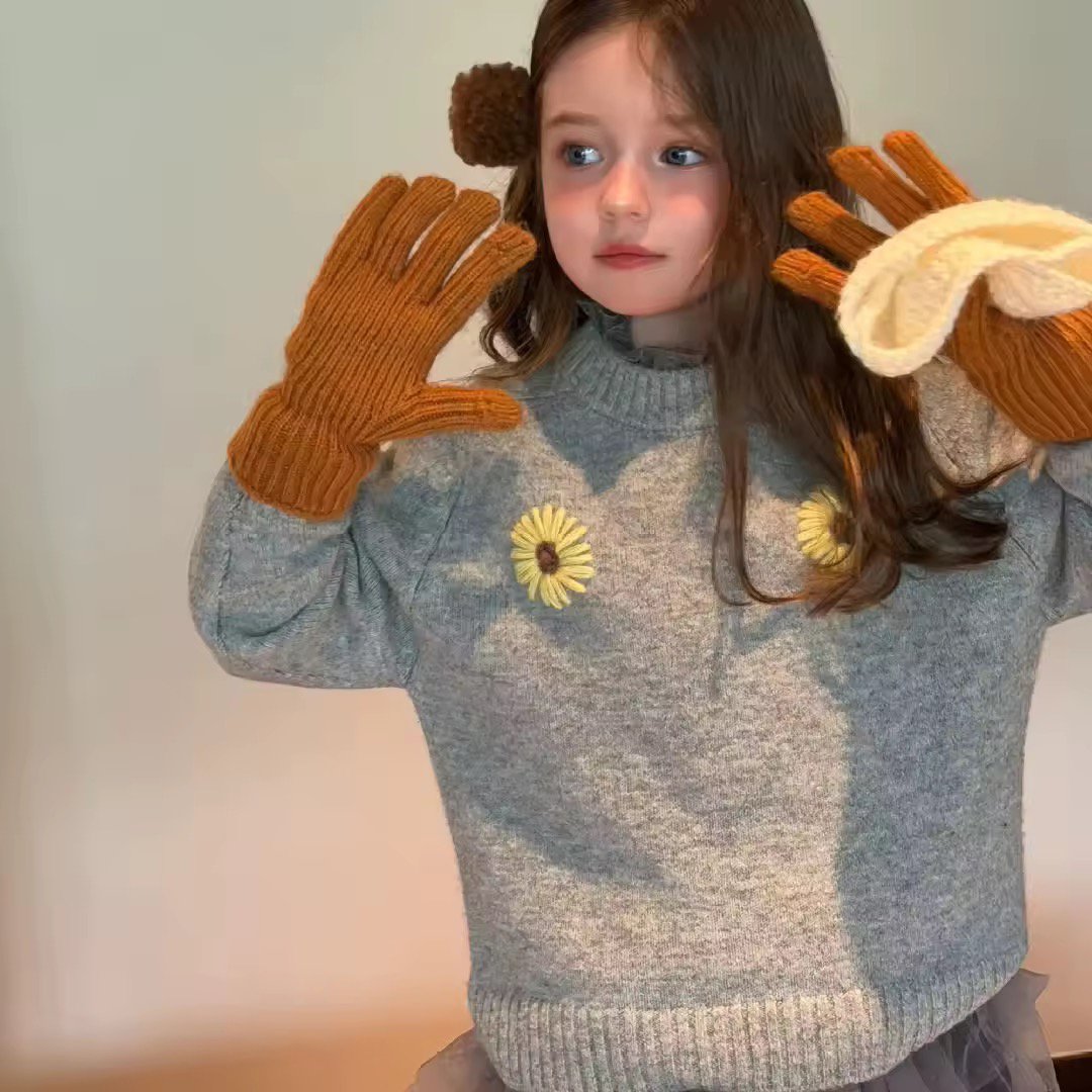 Millie Gebreide Kindertrui met Madeliefjesborduursel