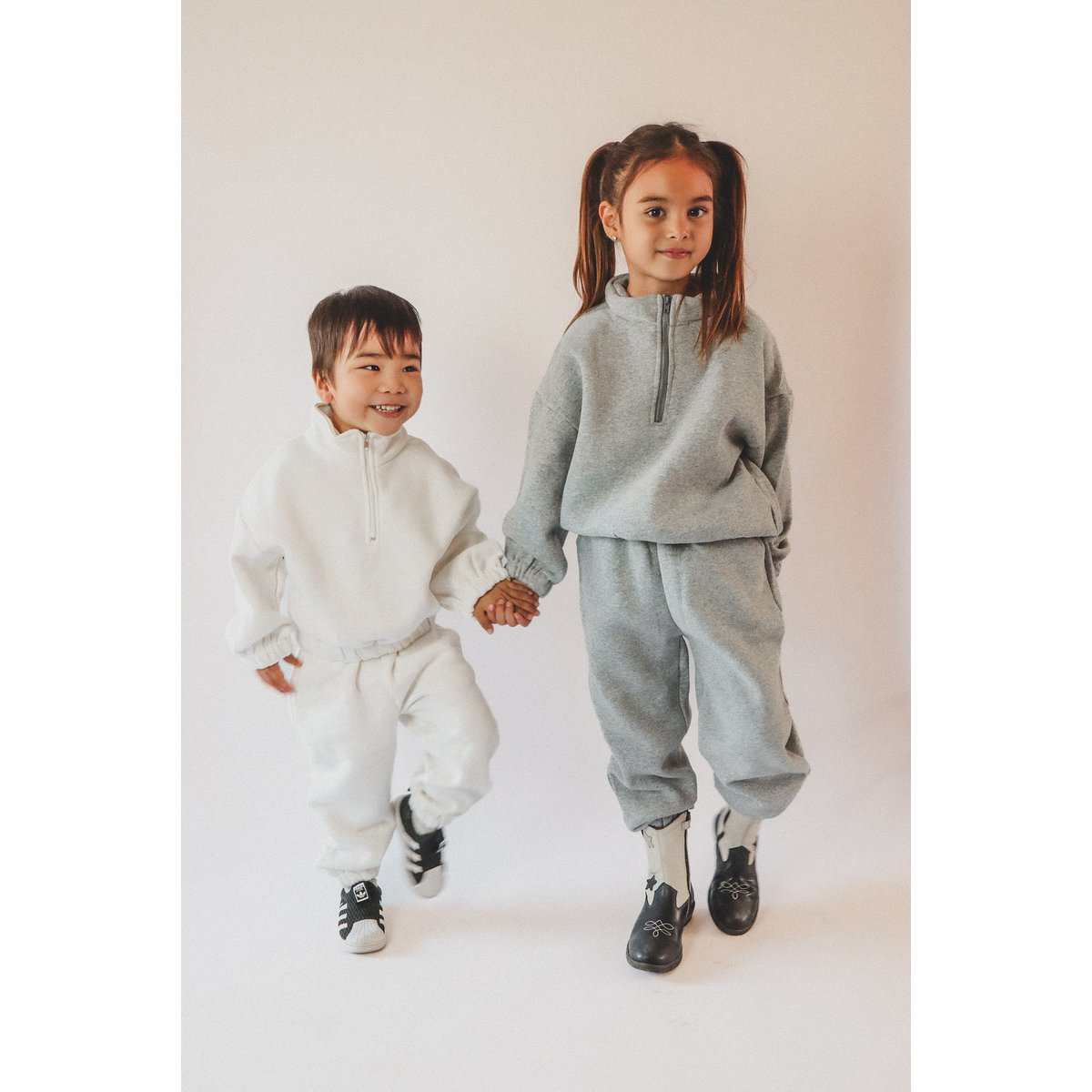 Jett sweatset voor kinderen van zachte fleece, zichtbaar in wit en grijs met halve rits en elastische boorden