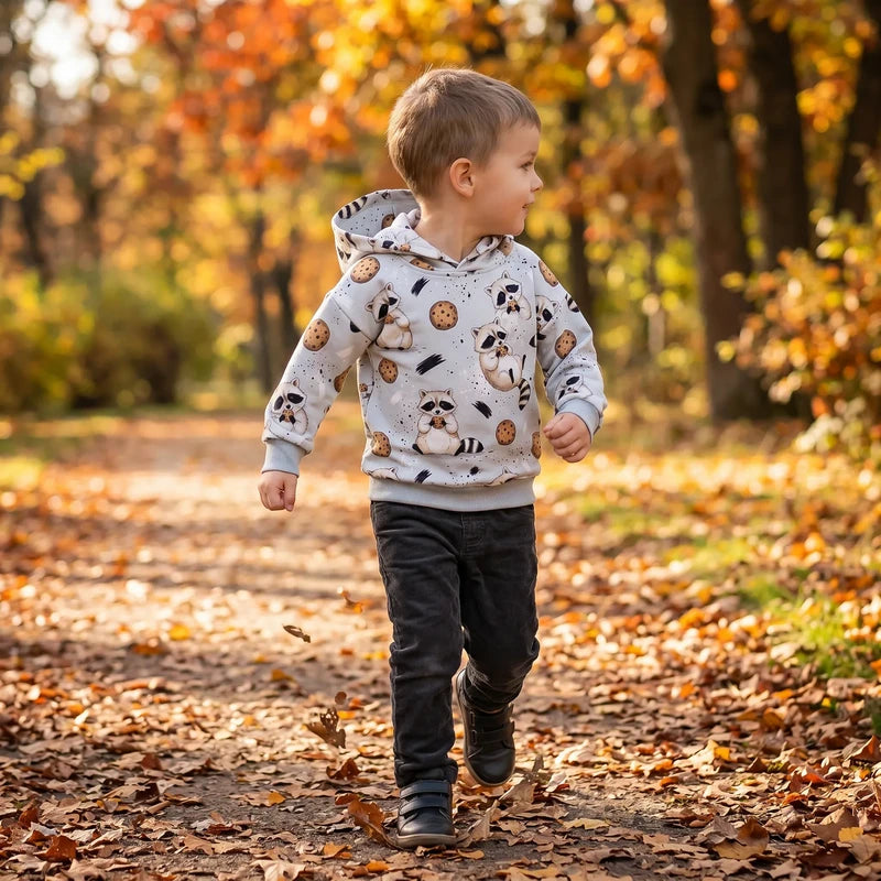 Kind draagt het shirt met smileyprint