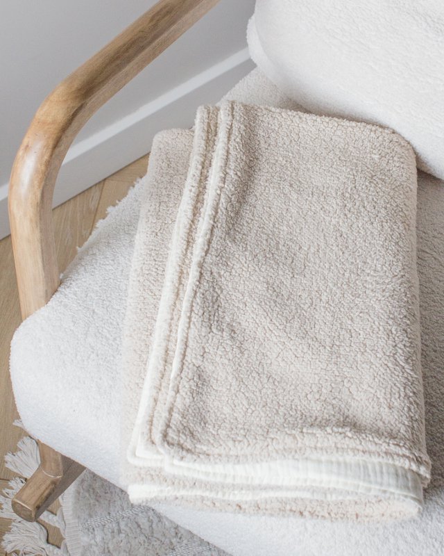Wieg- en ledikant deken teddy light beige in twee maten