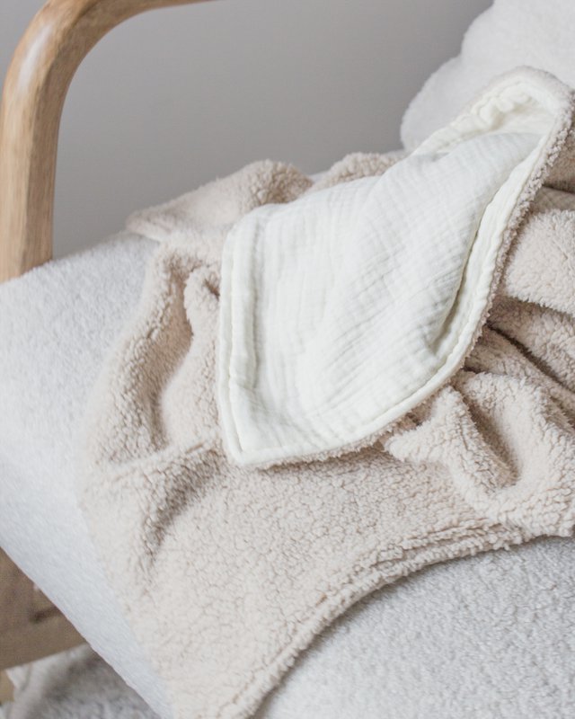 Teddy deken light beige in de wieg