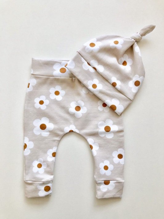 Knoopmutsje en broekje van de Daisy newborn set