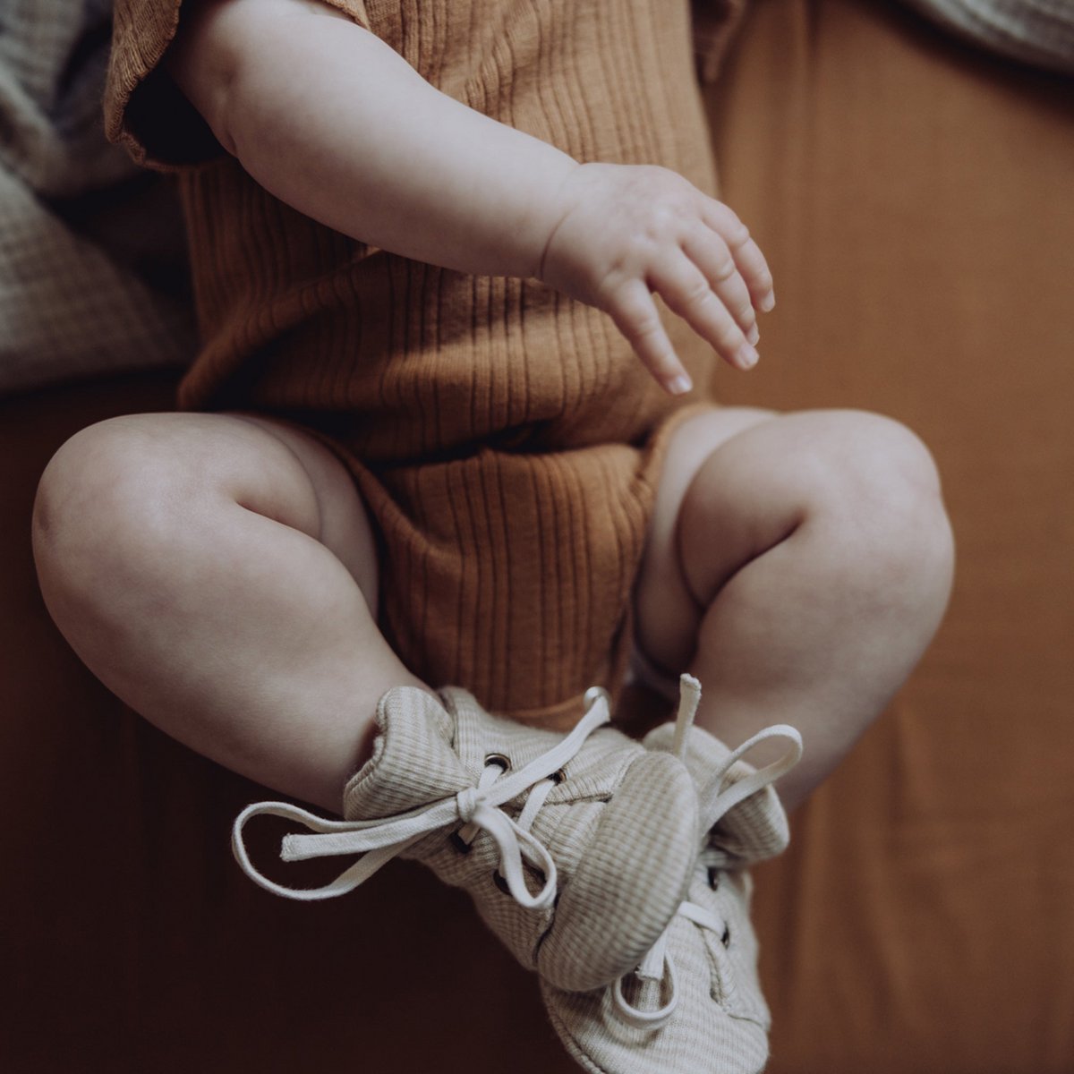 S/S bodysuit van wollen ribstof - Fawn