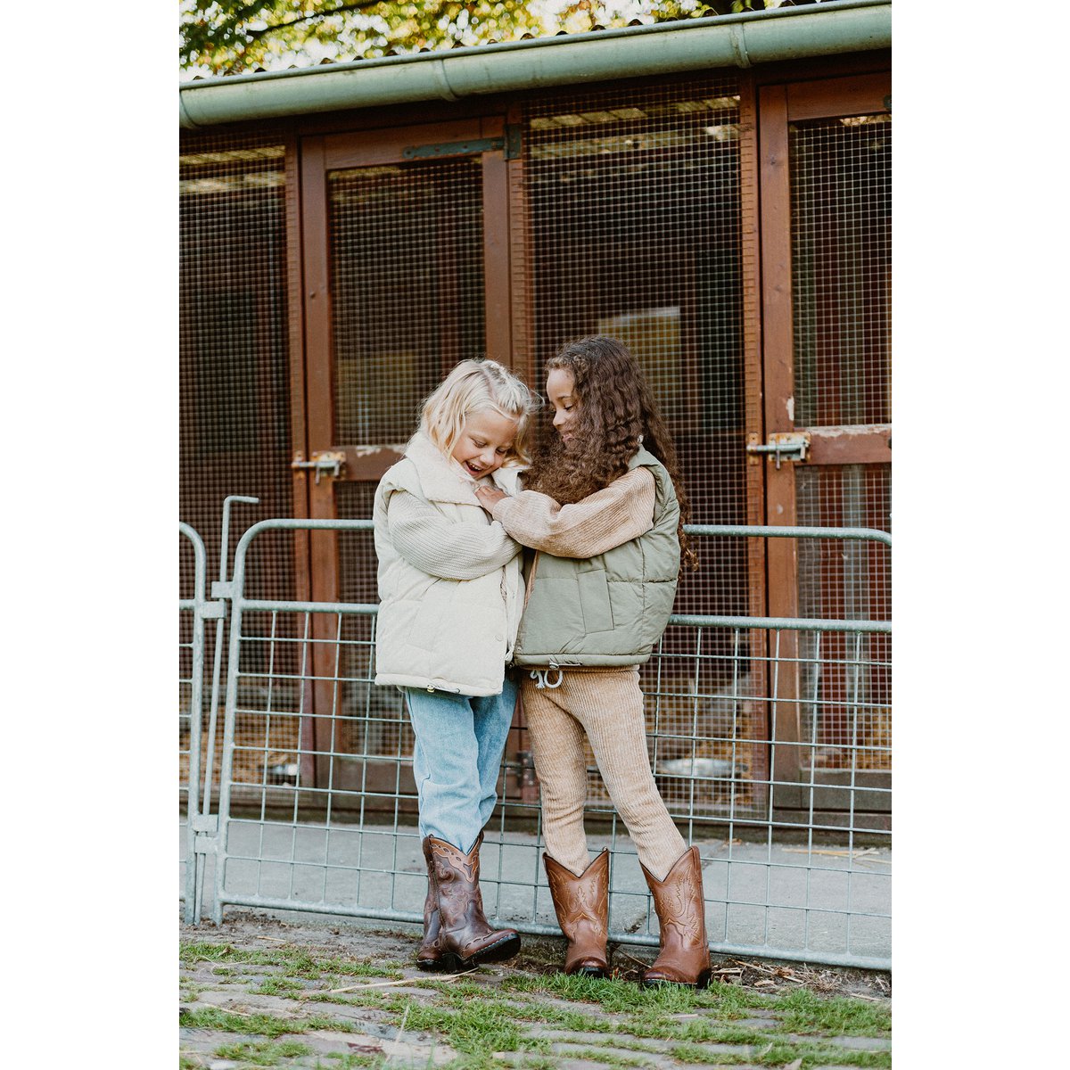 Allyson Mini Kindertrui met Ballonmouwen – Camel