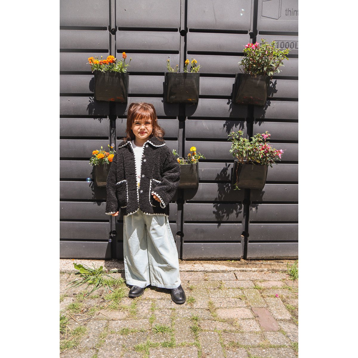 Millie Witte Kabeltrui met Bloemenborduursel en Pompons