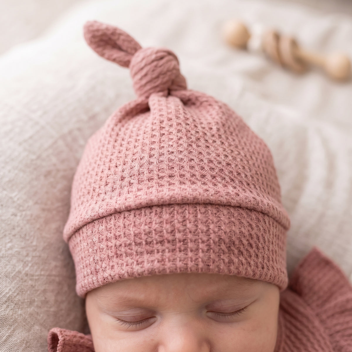 Roze babymutsje in kabelbreisel van Feathers