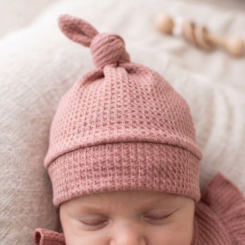 Roze babymutsje in kabelbreisel van Feathers