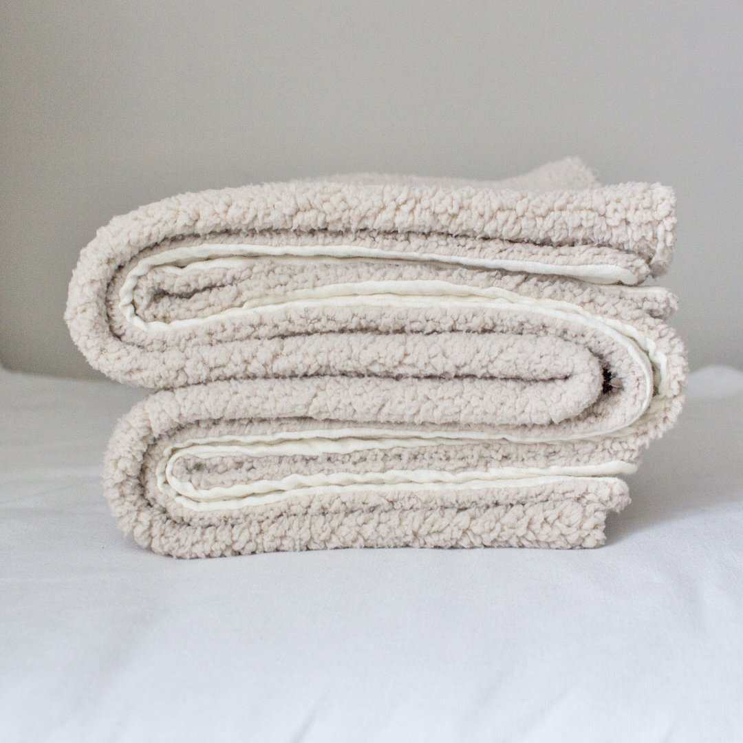 Teddy Wiegdeken in lichtbeige polyester met zachte teddystructuur, gevouwen en extra dik gevoerd