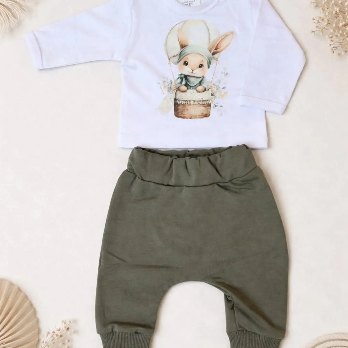 Zachte katoenen baby set met konijn print close-up