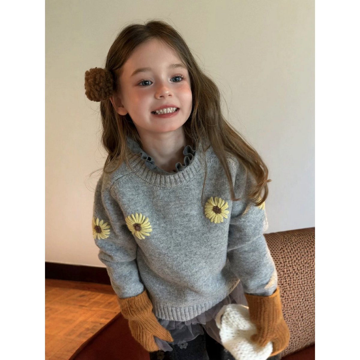 Millie Gebreide Kindertrui met Madeliefjesborduursel