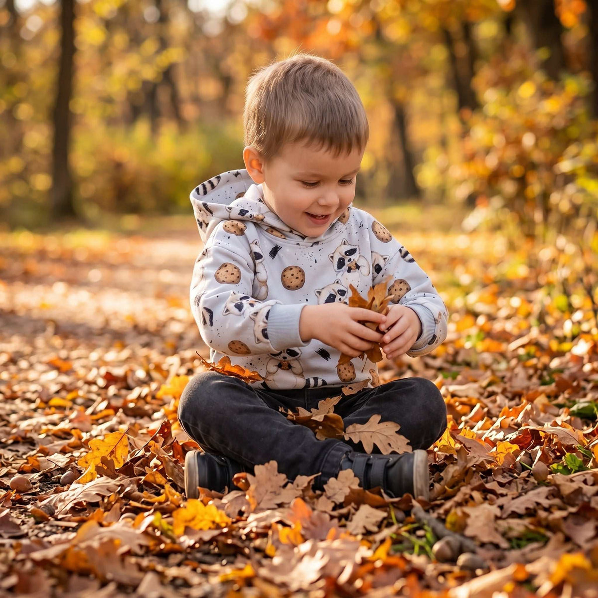 Kinderhoodie Wasbeerprint in lichtgrijs katoen met speelse wasbeer- en koekjesprint, dubbele capuchon en comfortabele pasvorm voor kinderen